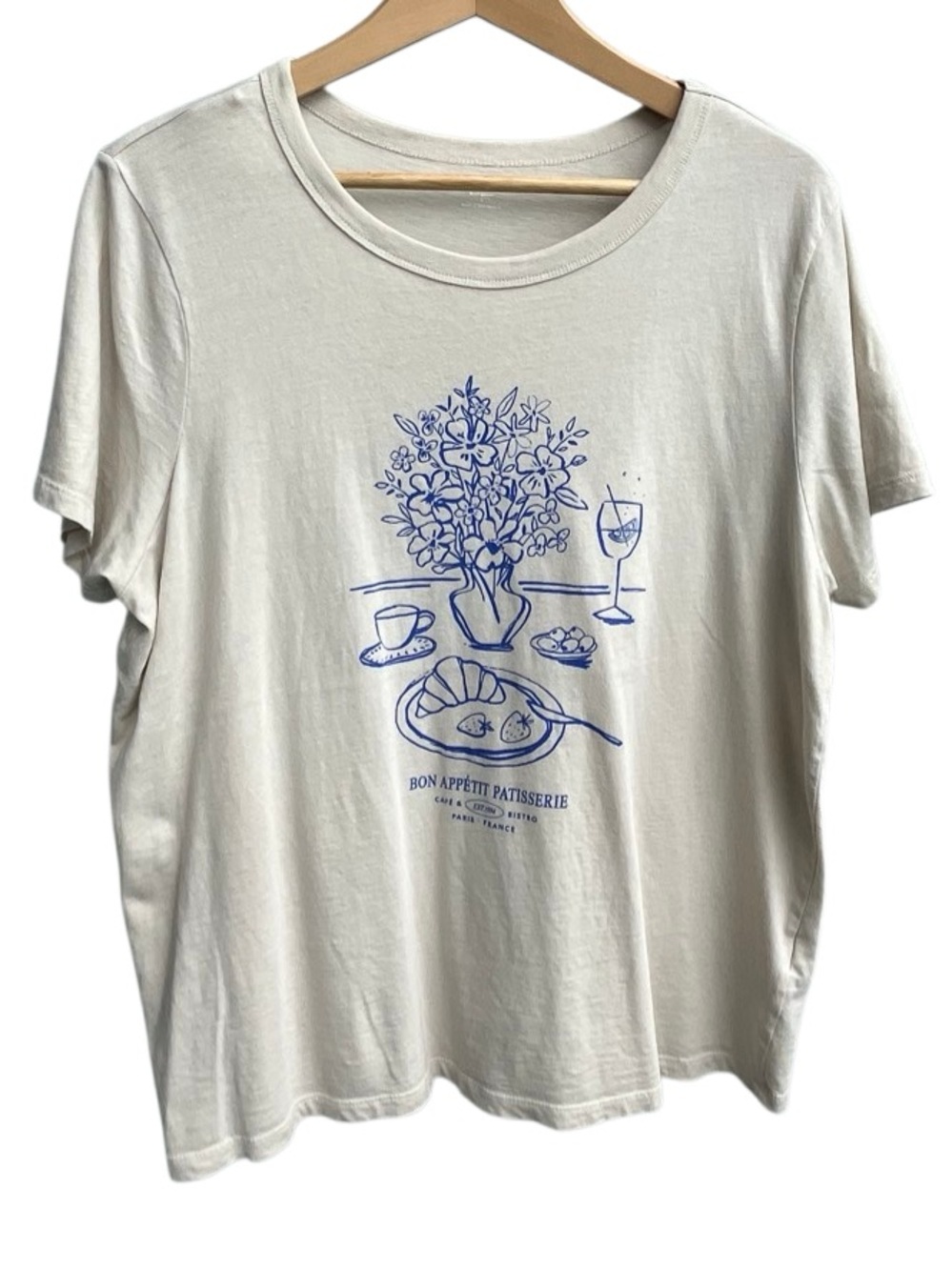 🌴 Old Navy Bon Appétit Patisserie Graphic Tee Size L cream with Blue Print